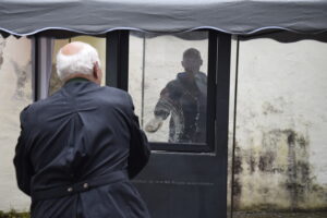 Einwurf-Aktion bei der Eröffnung in Neumarkt. Fotocredit: Kay-Michael Dankl