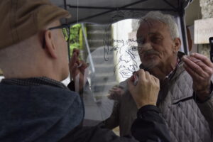 Einwurf-Aktion bei der Eröffnung in Neumarkt. Fotocredit: Kay-Michael Dankl