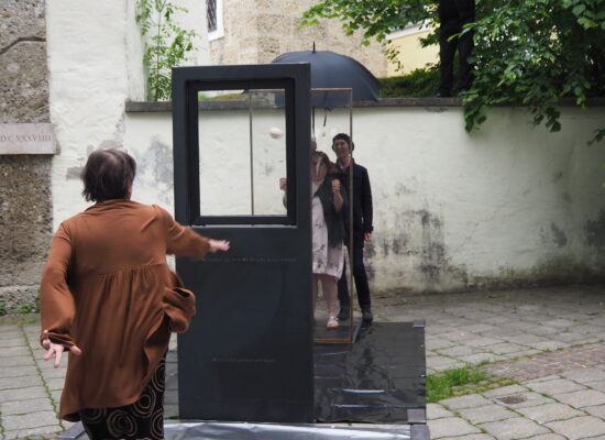 Einwurf-Aktion bei der Veranstaltung Familiengeschichte in Neumarkt. Fotocredit: Stefanie Ruep