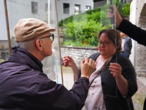 Einwurf-Aktion bei der Veranstaltung Familiengeschichte in Neumarkt. Fotocredit: Stefanie Ruep