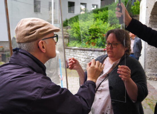 Einwurf-Aktion bei der Veranstaltung Familiengeschichte in Neumarkt. Fotocredit: Stefanie Ruep