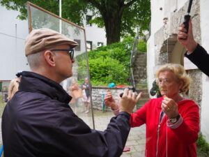 Einwurf-Aktion bei der Veranstaltung Familiengeschichte in Neumarkt. Fotocredit: Stefanie Ruep