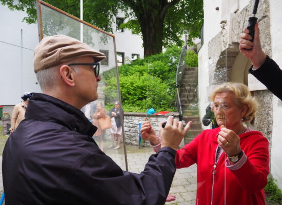 Einwurf-Aktion bei der Veranstaltung Familiengeschichte in Neumarkt. Fotocredit: Stefanie Ruep