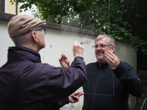 Einwurf-Aktion bei der Veranstaltung Familiengeschichte in Neumarkt. Fotocredit: Stefanie Ruep