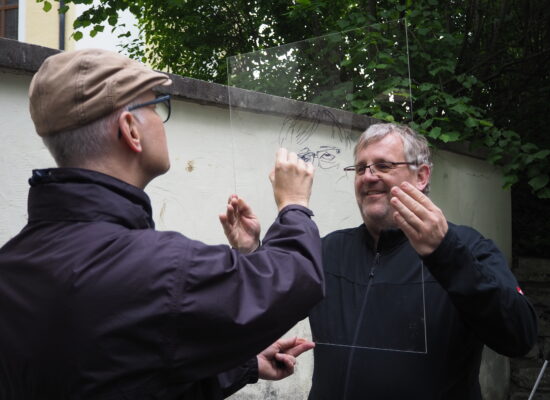 Einwurf-Aktion bei der Veranstaltung Familiengeschichte in Neumarkt. Fotocredit: Stefanie Ruep