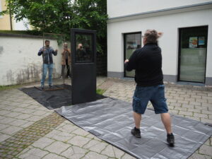 Einwurf-Aktion bei der Veranstaltung Familiengeschichte in Neumarkt. Fotocredit: Stefanie Ruep