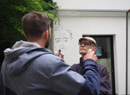 Einwurf-Aktion bei der Veranstaltung Familiengeschichte in Neumarkt. Fotocredit: Stefanie Ruep